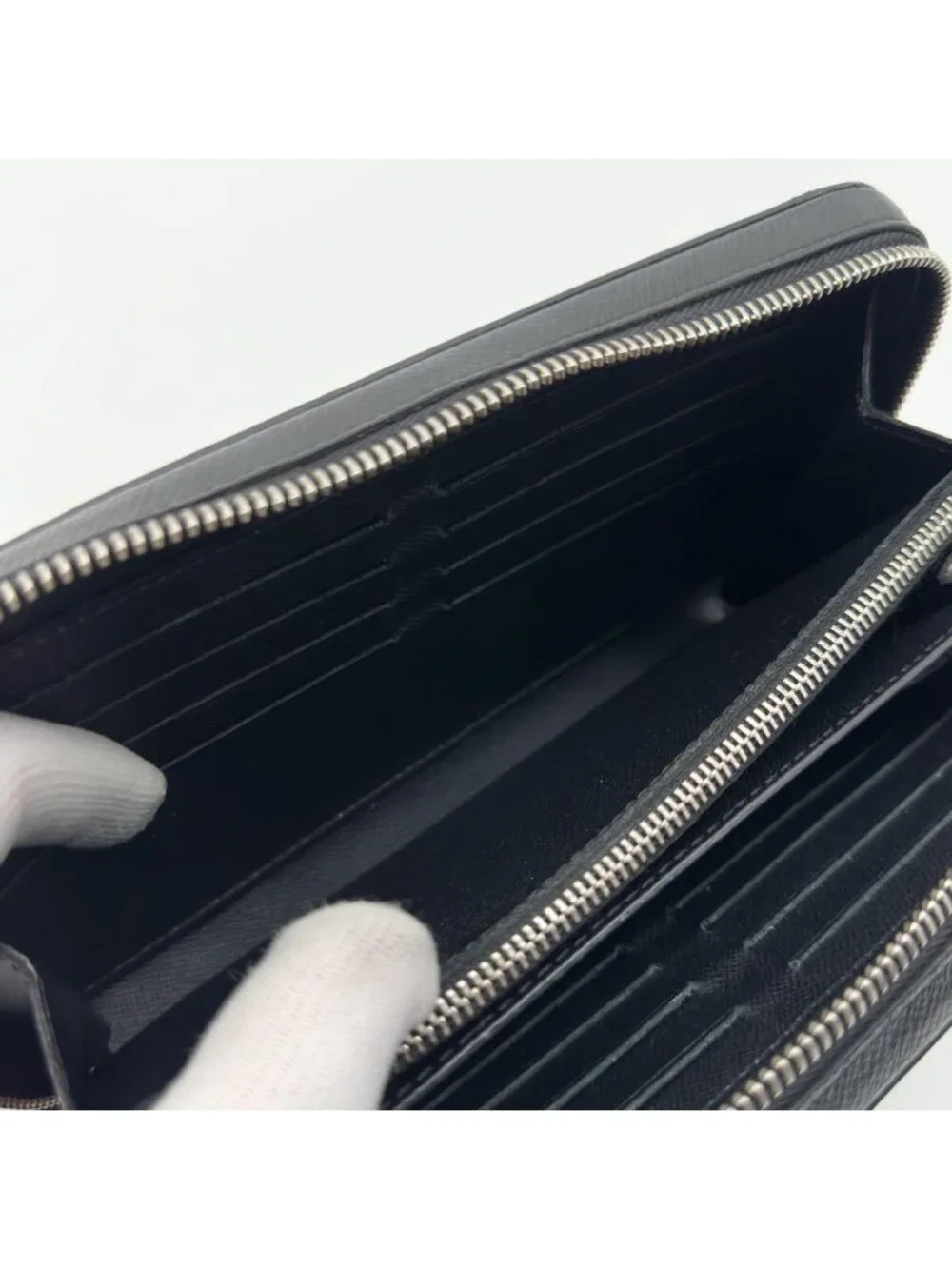 Louis Vuitton Zippy XL Taiga Black Round Wallet